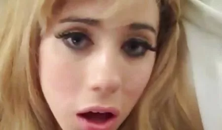 السرير قليلا على منتديات السيكس العربي الساقين