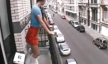 الأم قررت معاقبة هذه الشابة في موقع سكس عرب نار السيارة